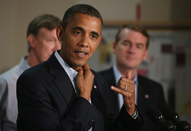 Der Präsident spendet Trost: Barack Obama besuchte am Sonntag Aurora, den Schauplatz der Kino-Schießerei in Colorado.