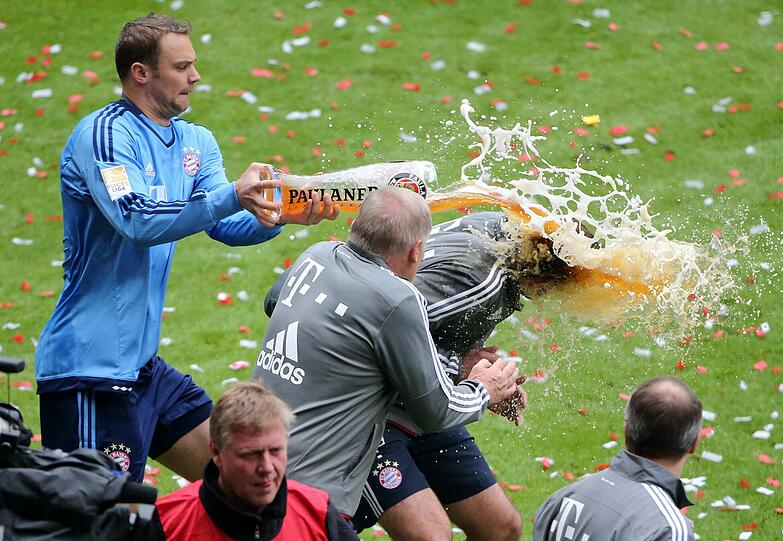 HERMANN GERLAND - NOTE 1.
Der &bdquo;Tiger&ldquo; bekam das Bier von Weiser drüber, der 60-Jährige rächte sich an Schweinsteiger und Lockenprachtkopf Dante. Freute sich diebisch. Kaum einer hatte solch einen Spaß an der Weißbierduscherei wie der gebürtigeWestfale.