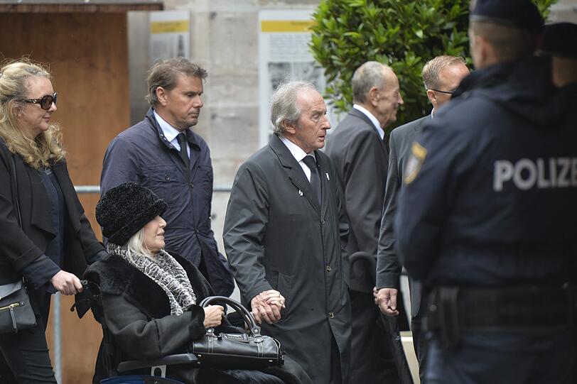 Jackie Stewart (4.v.l.), ehemaliger Rennfahrer, und seine Frau Helen.