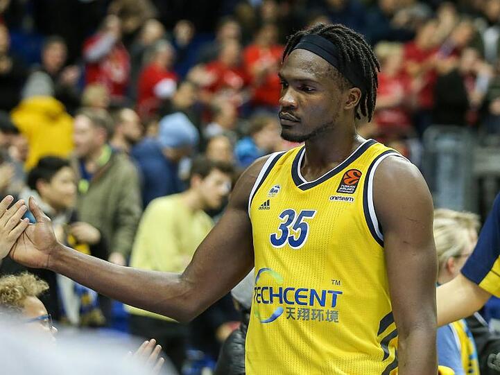 Albas Landry Nnoko bedankt sich bei den Fans. Foto: Andreas Gora/dpa