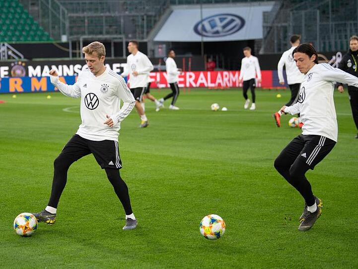 Deutschlands Julian Brandt (l) und Nico Schulz. im Training bei einer Übung mit Ball am Fuß.