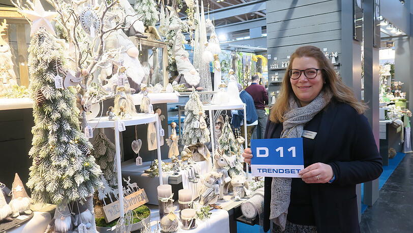 Glücklich, dass ihre Messe stattfinden kann: Trendset-Geschäftsführerin Tatjana Pannier an einem Stand mit Dekoartikeln für Weihnachten 2022. Glücklich, dass ihre Messe stattfinden kann: Trendset-Geschäftsführerin Tatjana Pannier an einem Stand mit Dekoartikeln für Weihnachten 2022.