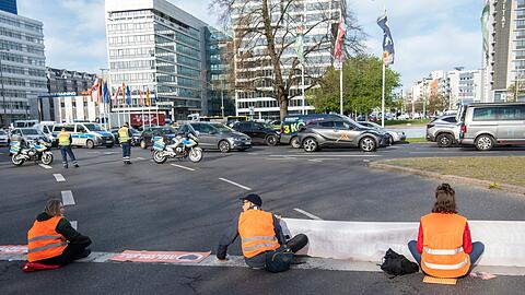 Auch der Ernst-Reuter-Platz wird von den Klimaaktivisten der Gruppe Letzte Generation am Morgen blockiert.