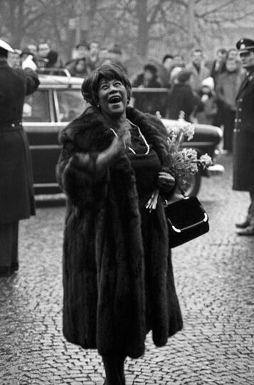 1967: Ella Fitzgerald bei ihrer Ankunft im Hofgarten kurz vor der "Bambi"-Verleihung im Herkulessaal in München.