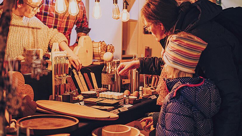 Der Bazar lockt mit kreativen Kunsthandwerksprodukten – perfekt für besondere Weihnachtsgeschenke.