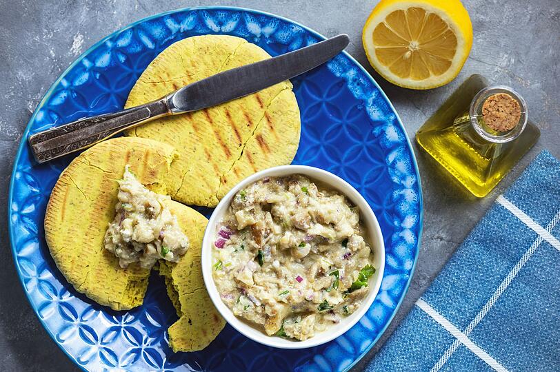 Melitzanosalata ist eine Vorspeise aus gegrillten Auberginen. Nachdem Grillen im Ofen lässt sich die Haut der Auberginen problemlos lösen. Danach mit Olivenöl im Mixer pürieren und mit Knoblauch, Petersilie und Zitronensaft nachwürzen. Die Auberginencreme passt ideal zu Grillgut, Brot oder als Dip zu Knabbergemüse. Melitzanosalata ist eine Vorspeise aus gegrillten Auberginen. Nachdem Grillen im Ofen lässt sich die Haut der Auberginen problemlos lösen. Danach mit Olivenöl im Mixer pürieren und mit Knoblauch, Petersilie und Zitronensaft nachwürzen. Die Auberginencreme passt ideal zu Grillgut, Brot oder als Dip zu Knabbergemüse.