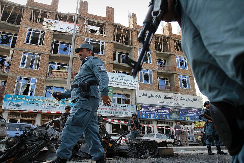 Überreste der Schlacht im Diplomatenviertel: Erst nach 18 Stunden, am frühen Montagmorgen, konnte der Angriff der Taliban niedergeschlagen werden. Mindestens 47 Tote wurden gezählt. 36 sollen Taliban gewesen sein. Die Bilder