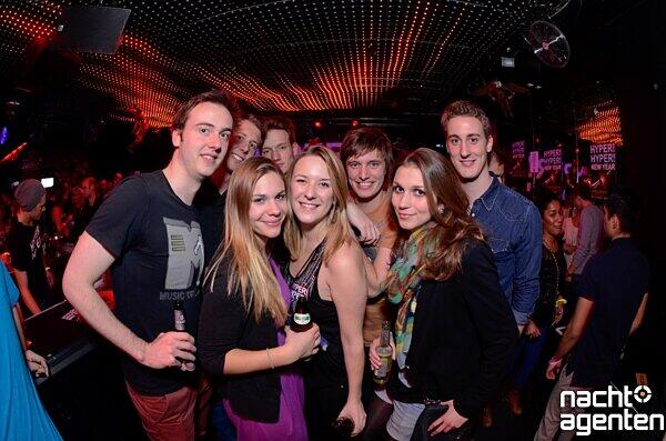 "Hyper, Hyper." Im 8Below gibt es eine trashige 90-ties Party. Noch mehr Fotos gibt es hier www.nachtagenten.de.