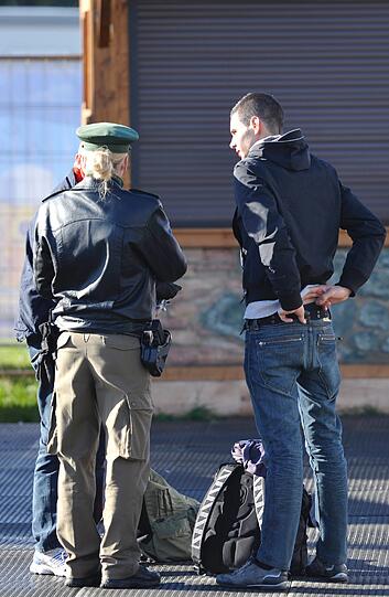 Im gleichen Maße sind auch die gefährlichen Körperverletzungen zurückgegangen (2014: 89 / 2013: 100 solcher Straftaten).Dabei ist vor allem der Rückgang von fast 40 Prozent bei den sogenannten Maßkrugschlägereien (2014: 36 Fälle / 2013: 59 Fälle) zu beobachten.
