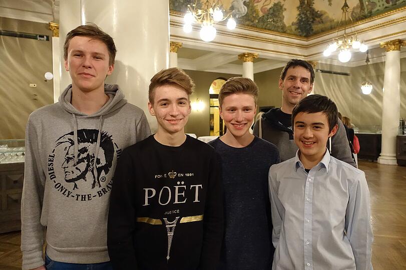 Die Jung-Kritiker Lion Burger, Dominik Königseder, Lennart Kett und Pascal Eckstein (von li.) nach der Aufführung von &bdquo;Carmen Assassinée&ldquo; im Prinzregententheater. Im Hintergrund ihr Lehrer Günther Hartmann.