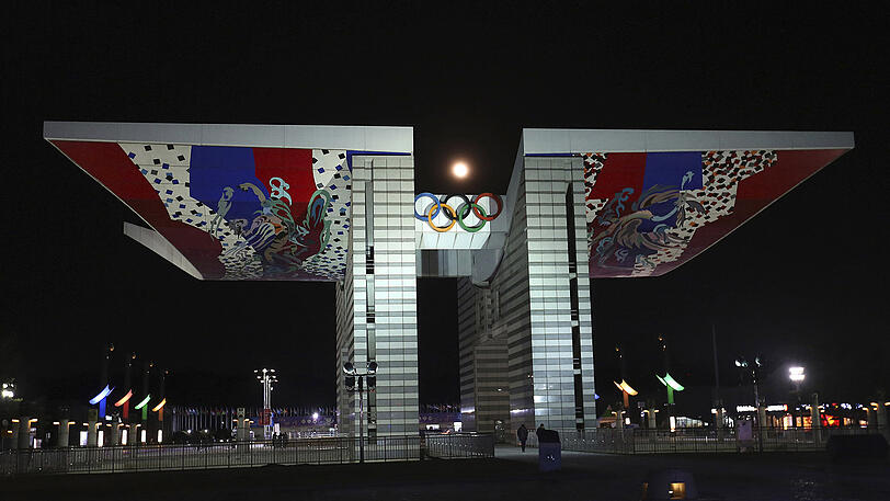 Totale Mondfinsternis über dem Friedenstor im Olympic Park in Seoul (Südkorea)