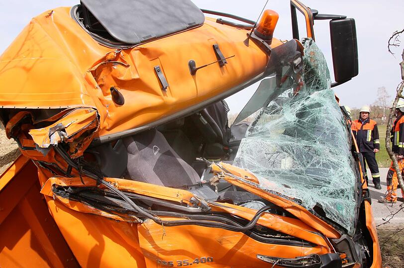 Der Lkw landete im Straßengraben. Der Unfallverursacher machte sich aus dem Staub.