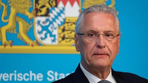 Joachim Herrmann (CSU) nimmt an einer Pressekonferenz teil. Foto: Sven Hoppe/dpa-POOL/dpa/Archivbild