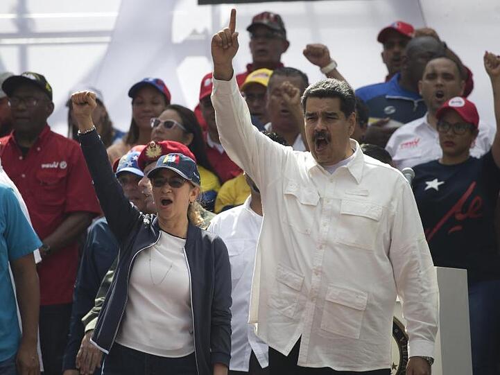 Venezuelas Präsident Nicolás Maduro (r.) und seine Frau Cilia Flores bei einer Kundgebung zur Unterstützung der Regierung.