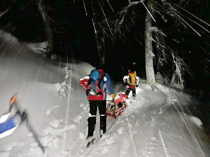Einsatzkräfte der Bergwacht Ramsau sind in der Nacht vom ersten auf den zweiten Weihnachtsfeiertag am Watzmann im Rettungseinsatz. Foto: Bergwacht Ramsau/dpa
