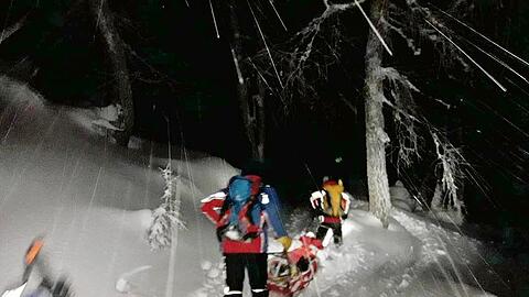 Einsatzkräfte der Bergwacht Ramsau sind in der Nacht vom ersten auf den zweiten Weihnachtsfeiertag am Watzmann im Rettungseinsatz. Foto: Bergwacht Ramsau/dpa
