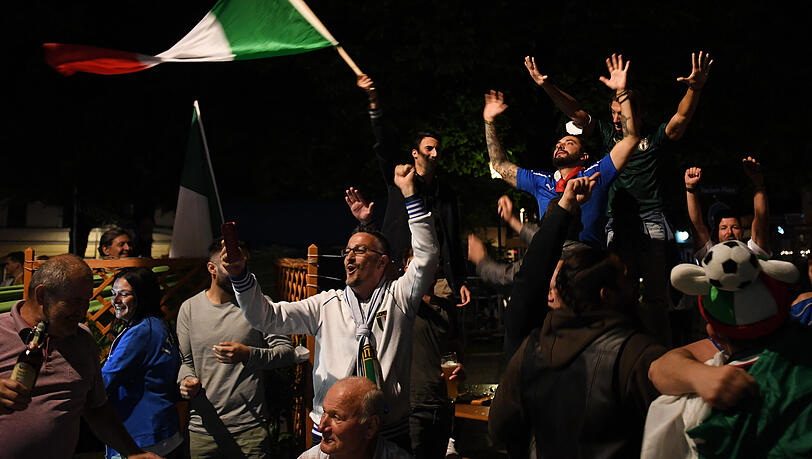 Vor einem italienischen Eiscafé am Pariser Platz bejubeln italienische Fans den Sieg gegen Belgien. Vor einem italienischen Eiscafé am Pariser Platz bejubeln italienische Fans den Sieg gegen Belgien.