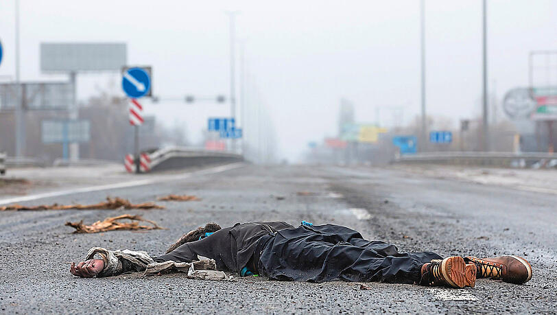 Ein Bild, das kaum zu ertragen ist: Der Leichnam eines Zivilisten liegt in der Nähe des Kiewer Vorortes Butscha auf der Autobahn.