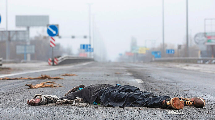 Ein Bild, das kaum zu ertragen ist: Der Leichnam eines Zivilisten liegt in der Nähe des Kiewer Vorortes Butscha auf der Autobahn.