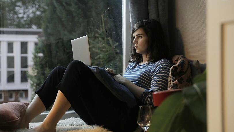 "Gut gegen Nordwind": Emma (Nora Tschirner) entspannt sich in ihrem Arbeitszimmer und mailt Leo.