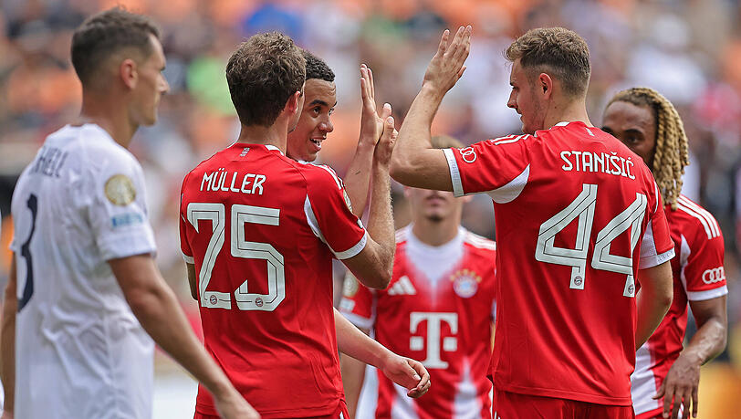 Thomas Müller und Josip Stanisic beglückwünschten Jamal Musiala nach seinem Hattrick gegen Auckland City. Thomas Müller und Josip Stanisic beglückwünschten Jamal Musiala nach seinem Hattrick gegen Auckland City.