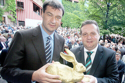 Goldener Dürer-Hase als Geschenk: Umweltminister Markus Söder mit CDU-Ministerpräsident Stefan Mappus.