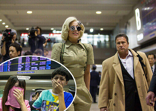 Sehen sie alle Bilder von Lady Gagas Ankunft in Tokio in der Galerie