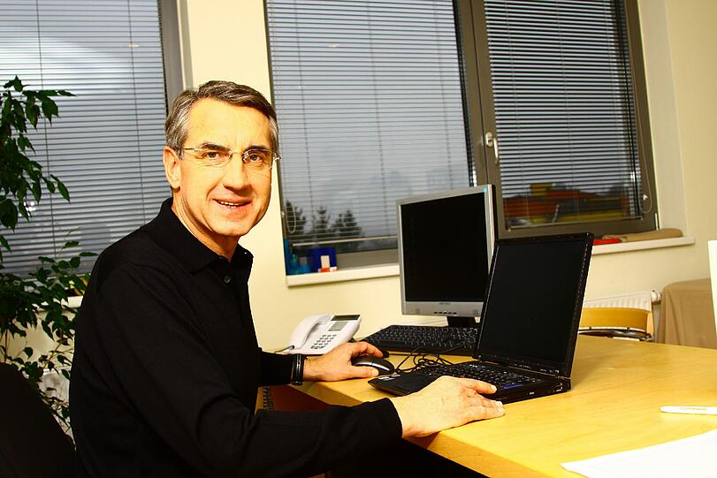 Heinrich Bergmüller in seiner Praxis in Wien.