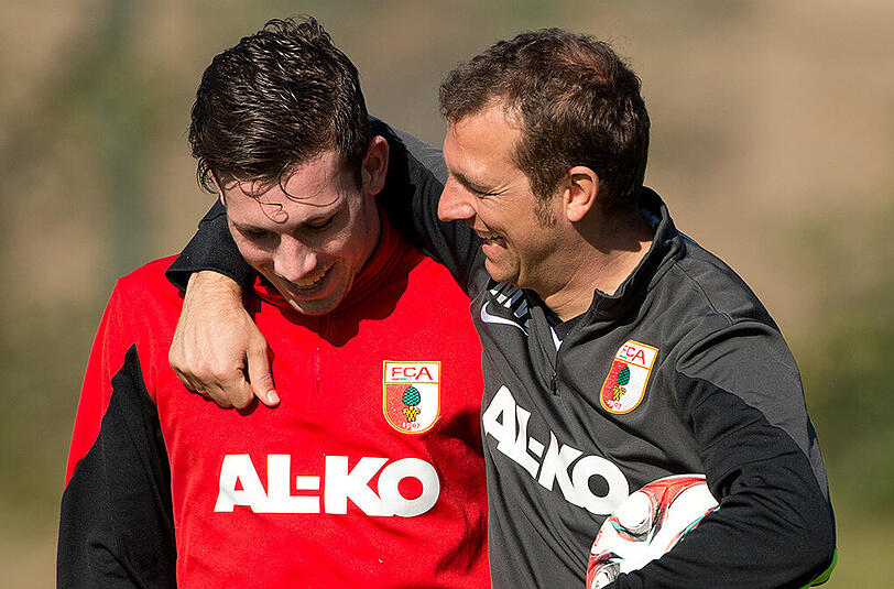 Augsburgs Trainer Markus Weinzierl (r) hält viel auf Pierre-Emile Höjbjerg