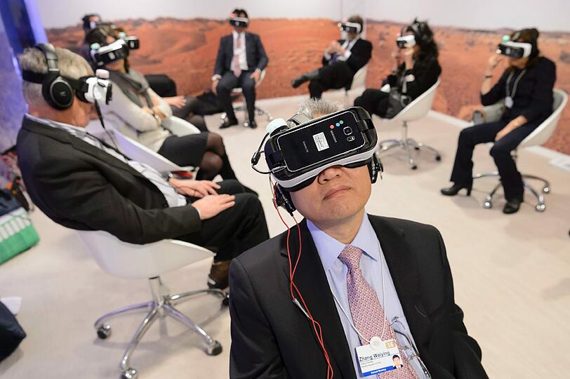 Ein Teilnehmer des Weltwirtschaftsforums in Davos schaut mit Hilfe einer VR-Brille den ersten Film, der mit der Virtual-Realitiy-Brille gedreht wurde.