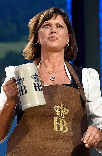 In der Bayrischen Landesvertretung in Berlin fand am Mittwoch der traditionelle Berliner Auftakt zum Münchner Oktoberfest statt. Vor Ort waren unter anderem Volker Kauder, Ilse Aigner und Alexander Dobrindt. Die Bilder.