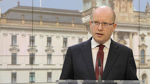 Der tschechische Ministerpräsident Bohuslav Sobotka erläutert die Hintergründe der Regierungskrise.