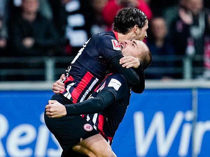 Frankfurts Doppel-Torschütze Goncalo Paciencia (l) jubelt mit Teamkollege Bas Dost.