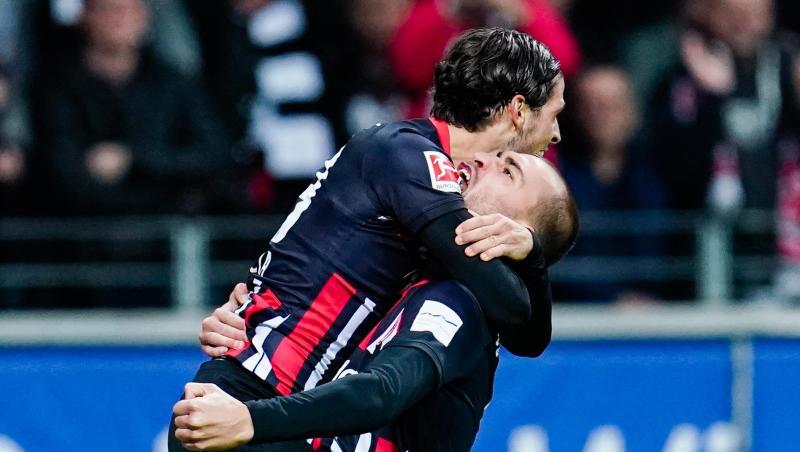 Frankfurts Doppel-Torschütze Goncalo Paciencia (l) jubelt mit Teamkollege Bas Dost. Frankfurts Doppel-Torschütze Goncalo Paciencia (l) jubelt mit Teamkollege Bas Dost.