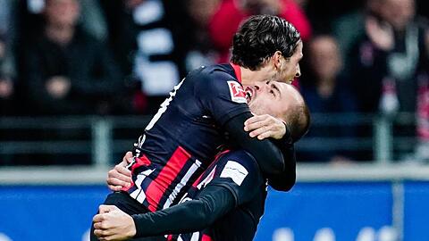 Frankfurts Doppel-Torschütze Goncalo Paciencia (l) jubelt mit Teamkollege Bas Dost.