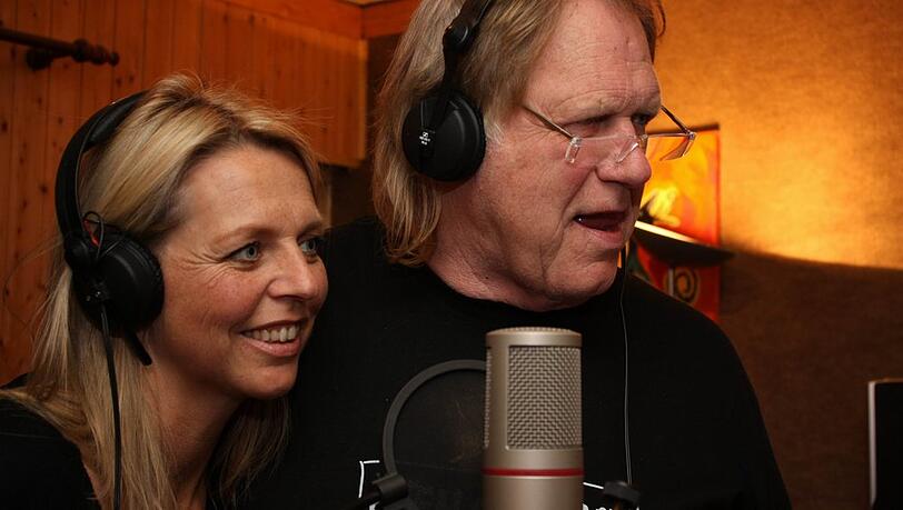 Yvonne mit ihrem Vater Gunter Gabriel im Tonstudio.