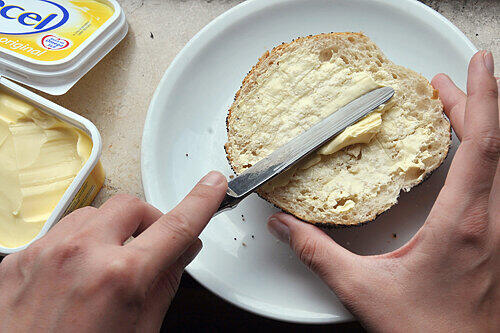Schon ein Frühstücks-Brötchen mit angereicherter Margarine kann eine wirksame Menge an Pflanzensterinen enthalten.