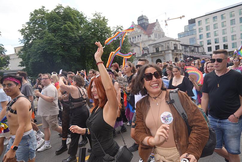 Fröhliche Gesichter bei der CSD-Parade.
