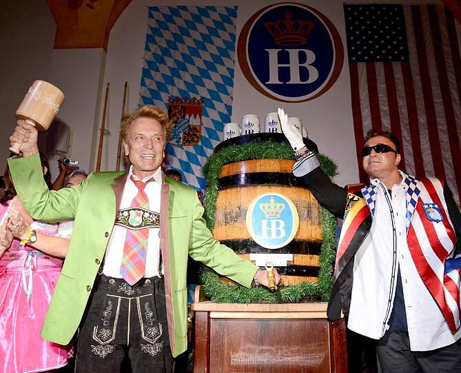 "Ozapft is": Magier Siegfried (l.) zusammen mit seinem Partner Roy nach dem Anstich des ersten Fasses im Hofbräuhaus Las Vegas.