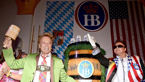 "Ozapft is": Magier Siegfried (l.) zusammen mit seinem Partner Roy nach dem Anstich des ersten Fasses im Hofbräuhaus Las Vegas.