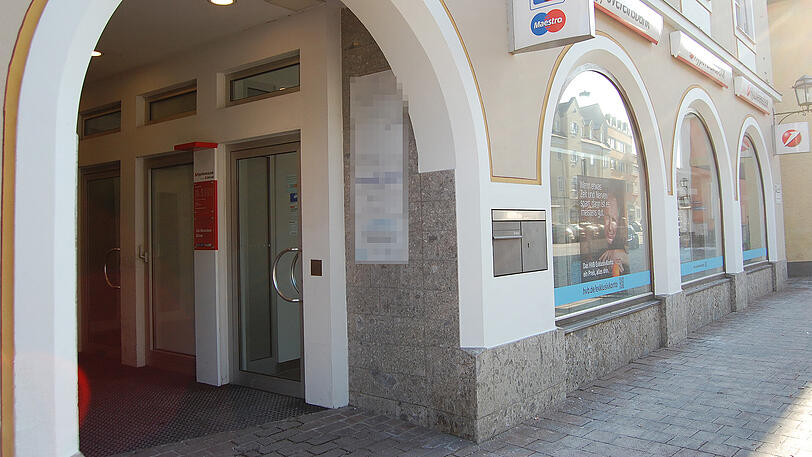 Hier ereignete sich der Vorfall: Die Filiale der Hypo Vereinsbank am Moosburger Stadtplatz.