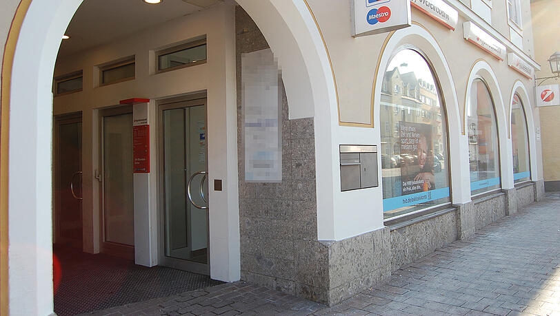 Hier ereignete sich der Vorfall: Die Filiale der Hypo Vereinsbank am Moosburger Stadtplatz. Hier ereignete sich der Vorfall: Die Filiale der Hypo Vereinsbank am Moosburger Stadtplatz.