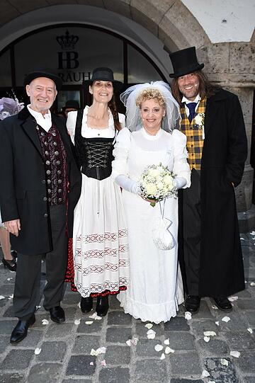 Sepp und Corinna Schauer mit dem Brautpaar