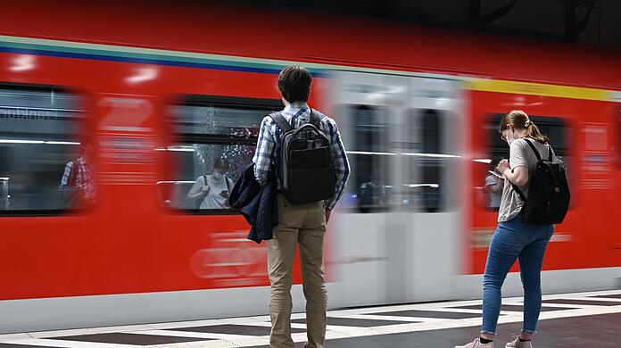 Die Ampel-Koalition will ein neues bundesweit gültiges Nahverkehrsticket schaffen.