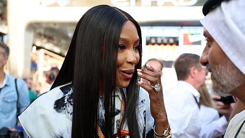 Ist das etwa ein Verlobungsring? Naomi Campbell in Abu Dhabi.