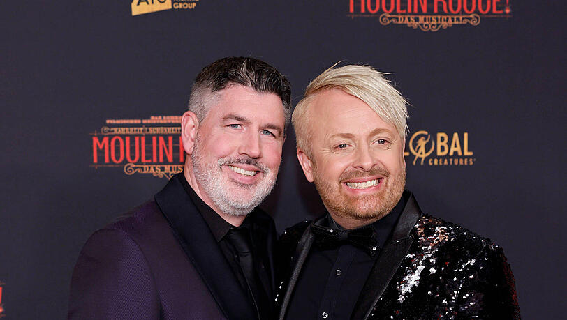 Ross Antony und sein Ehemann Paul Reeves im November 2022. Ross Antony und sein Ehemann Paul Reeves im November 2022.