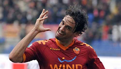 Damals schraubte er noch für den AS Rom: Luca Toni, Millionen-Transfer der Bayern im Sommer 2007. Damals schraubte er noch für den AS Rom: Luca Toni, Millionen-Transfer der Bayern im Sommer 2007.