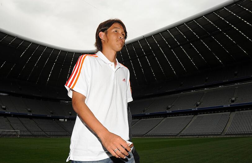 Takashi Usami - der neue beim FC Bayern präsentiert sich in der Allianz Arena.
