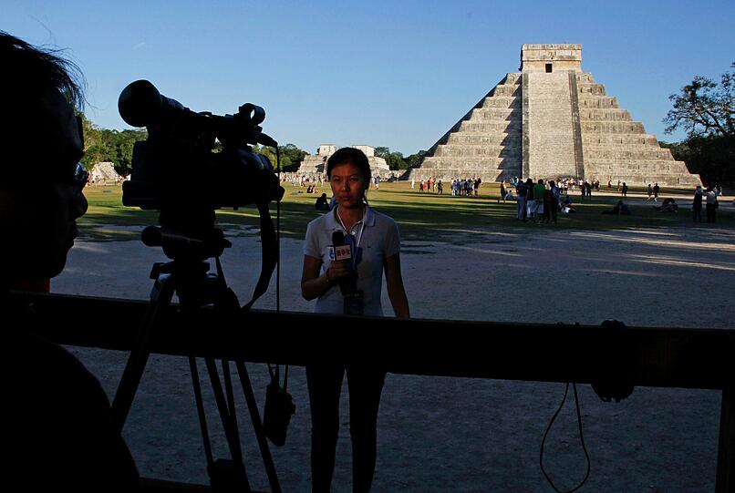 Vor den archäologischen Stätten Mexikos wie Chichén Itzá, die während der Nacht geschlossen blieben, hielten zahlreiche Menschen
eine Nachtwache. Sie warteten darauf, die aufgehende Sonne der neuen Zeit zu begrüßen.