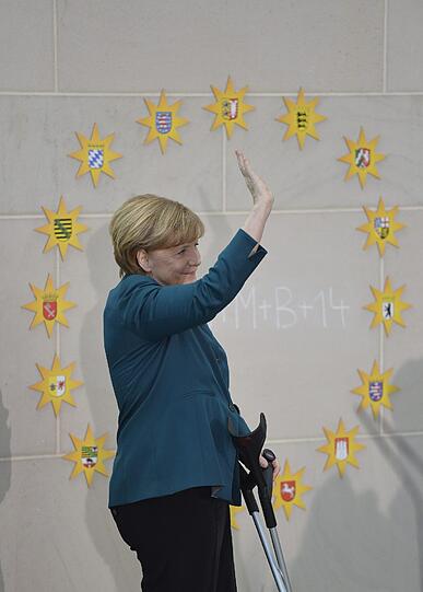Kanzlerin Angela Merkel empfängt die Sternsinger im Kanzleramt. Sie ist nach ihrem Skiunfall auf Krücken unterwegs.